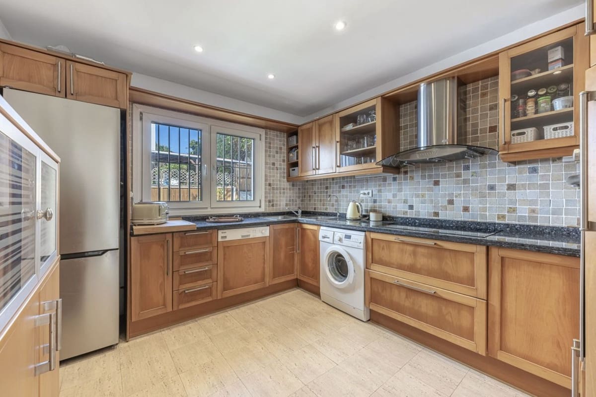 3 quarto Moradia para venda em La Duquesa / Puerto de la Duquesa com piscina garagem - 515 000 € (Ref: 9298908)