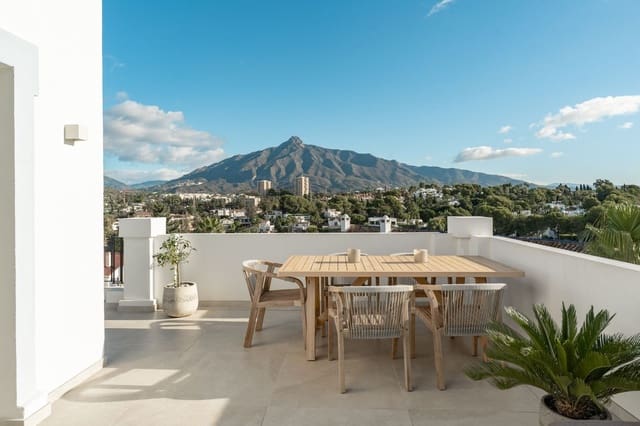 Ático de 3 habitaciones en Puerto Banus, Marbella en venta con piscina - 1.550.000 € (Ref: 9298989)