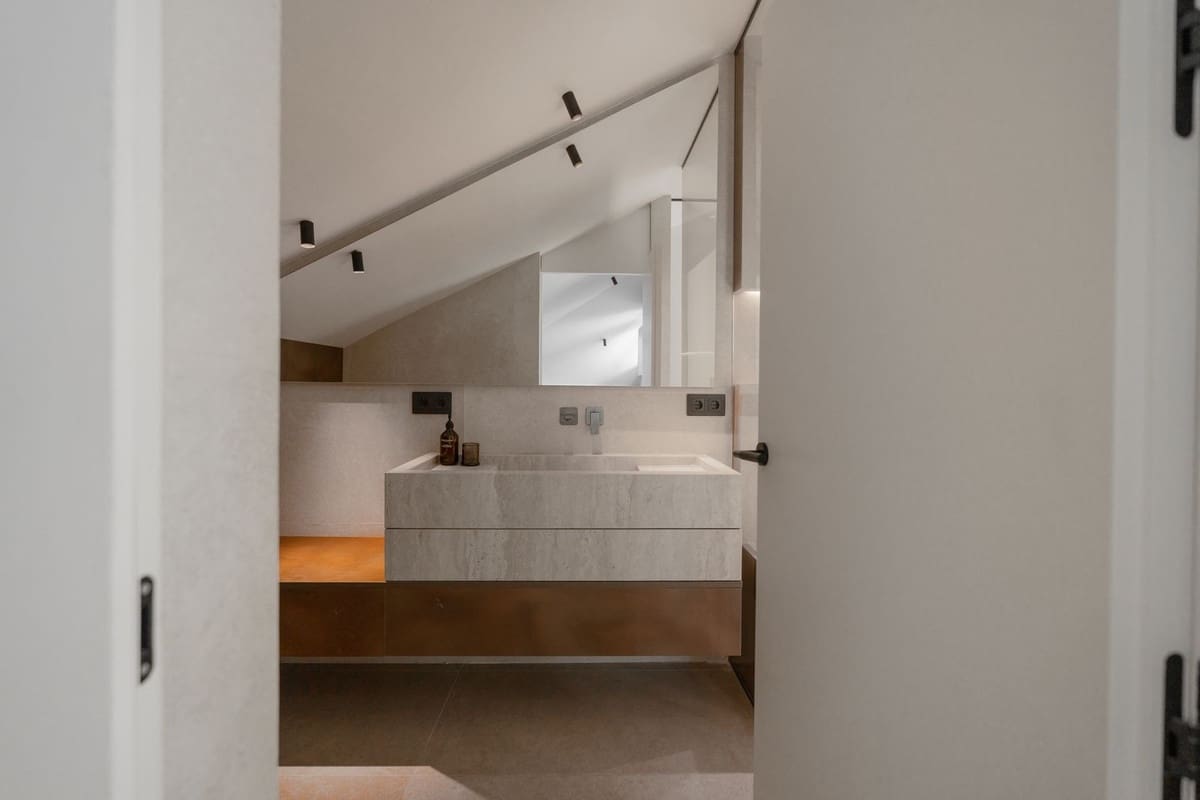 3 bedroom Penthouse for sale in Puerto Banus with pool - € 1,550,000 (Ref: 9298989)