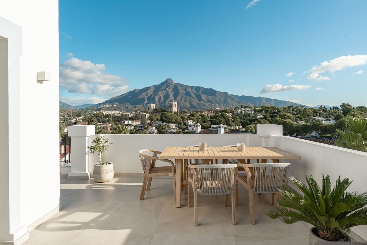 3 chambre Penthouse à vendre à Puerto Banus avec piscine - 1 550 000 € (Ref: 9298989)