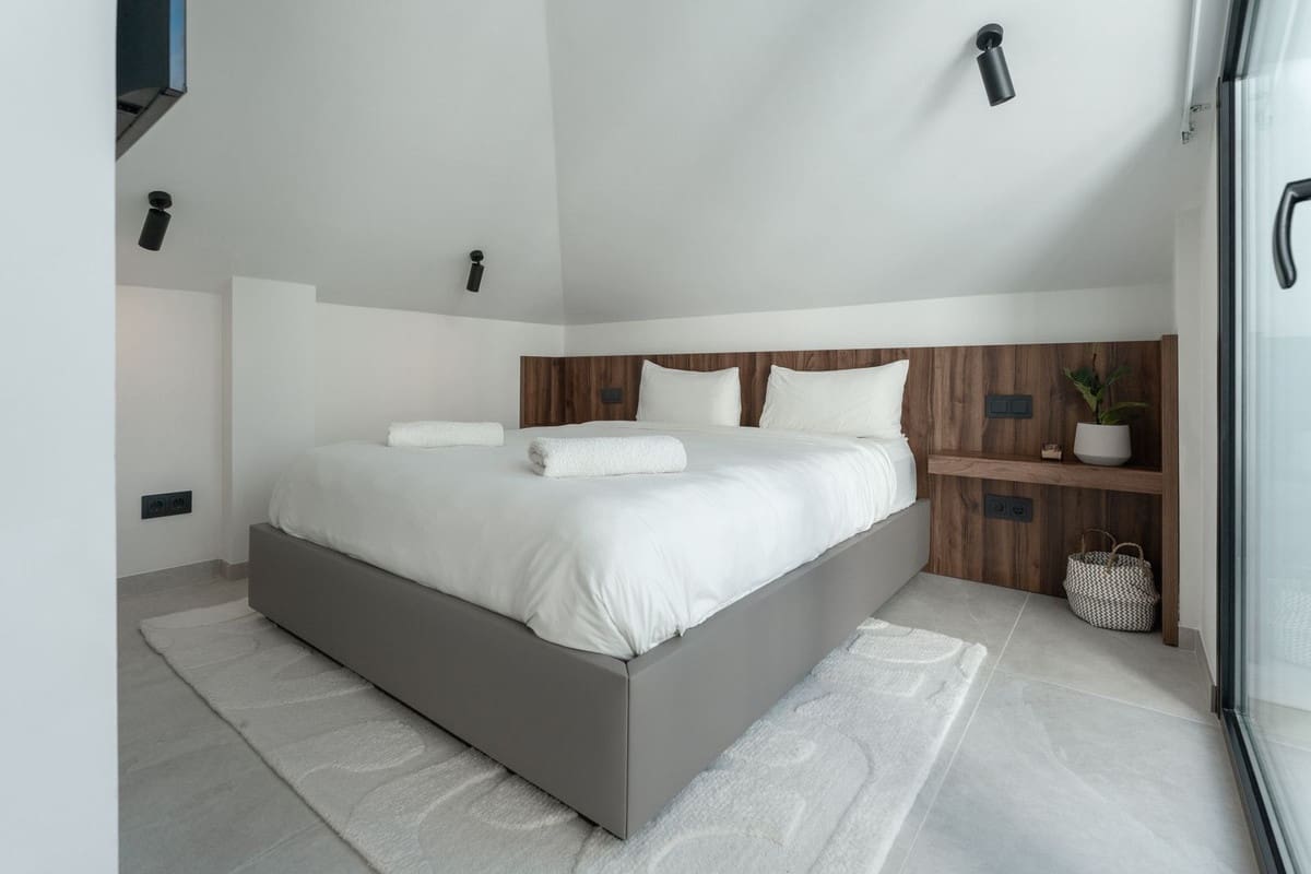 3 chambre Penthouse à vendre à Puerto Banus avec piscine - 1 550 000 € (Ref: 9298989)