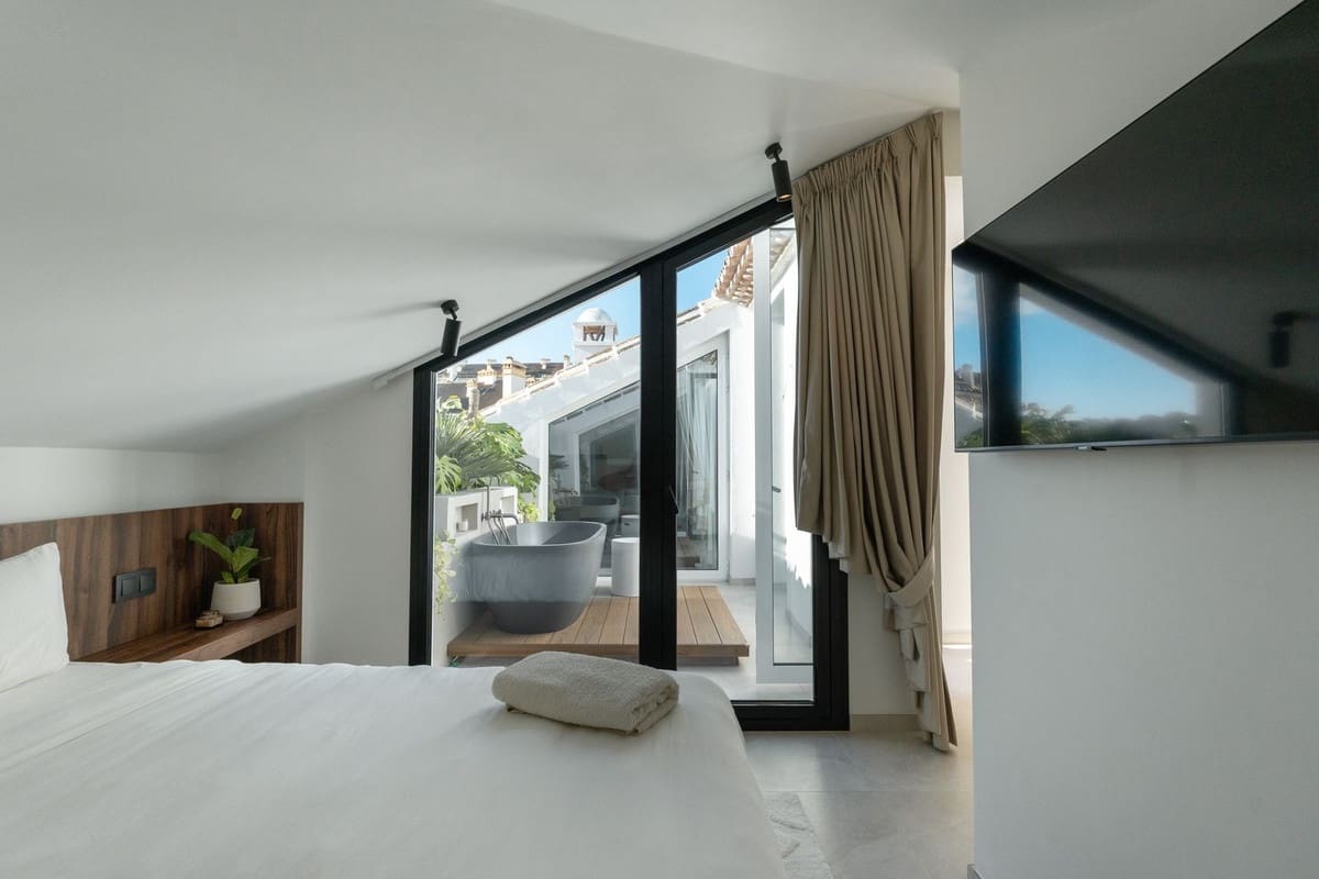 3 chambre Penthouse à vendre à Puerto Banus avec piscine - 1 550 000 € (Ref: 9298989)