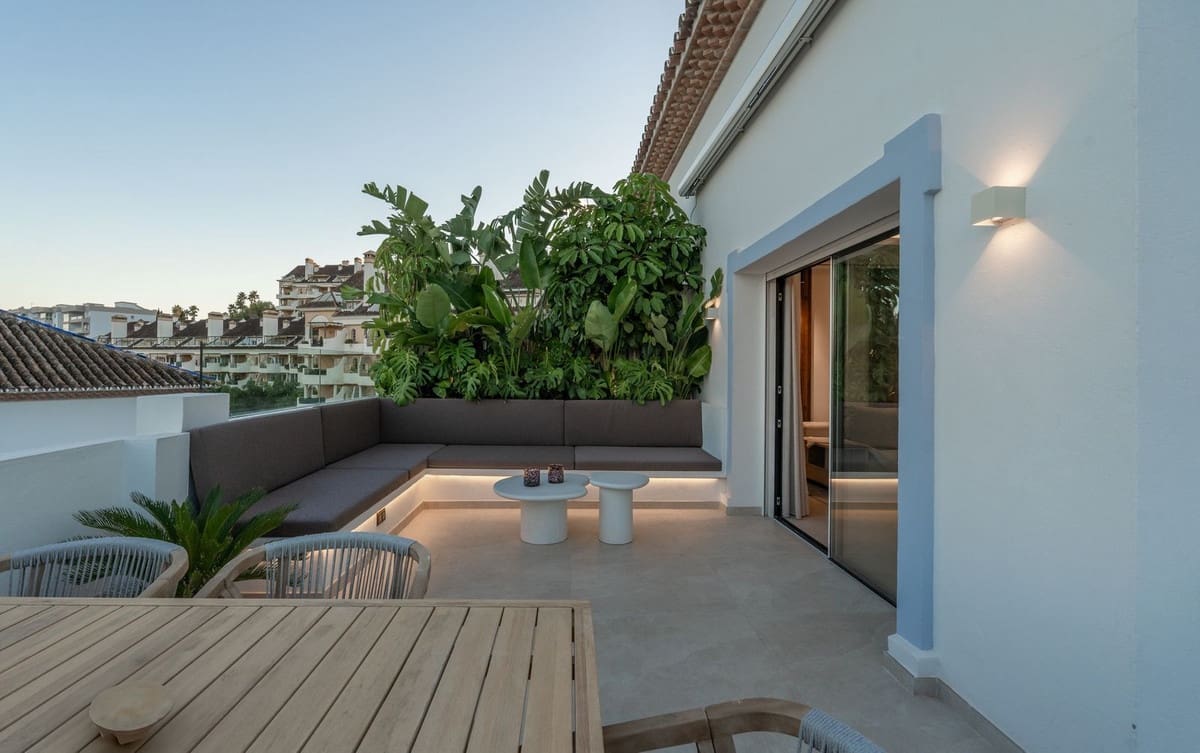 3 chambre Penthouse à vendre à Puerto Banus avec piscine - 1 550 000 € (Ref: 9298989)