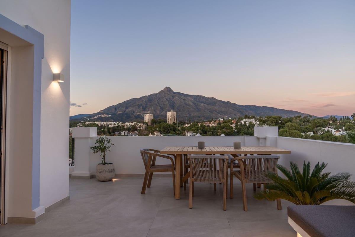 3 chambre Penthouse à vendre à Puerto Banus avec piscine - 1 550 000 € (Ref: 9298989)