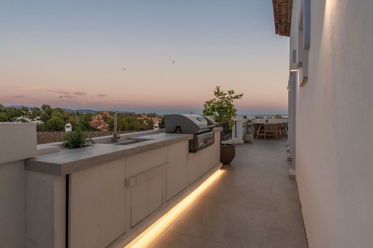 3 chambre Penthouse à vendre à Puerto Banus avec piscine - 1 550 000 € (Ref: 9298989)