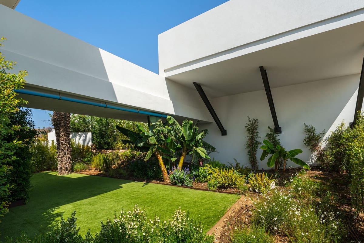 4 bedroom Villa for sale in Estepona with pool garage - € 3,000,000 (Ref: 9301889)