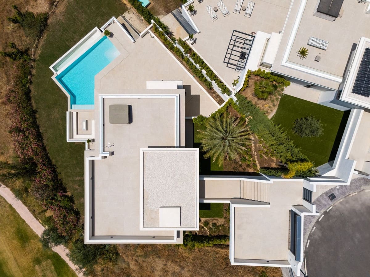 4 bedroom Villa for sale in Estepona with pool garage - € 3,000,000 (Ref: 9301889)