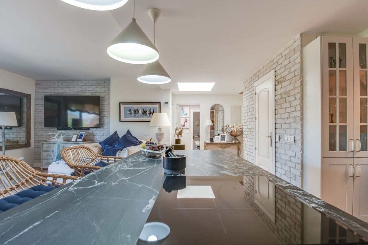 2 soverom Penthouse til salgs i La Duquesa / Puerto de la Duquesa med svømmebasseng garasje - € 399 000 (Ref: 9302011)