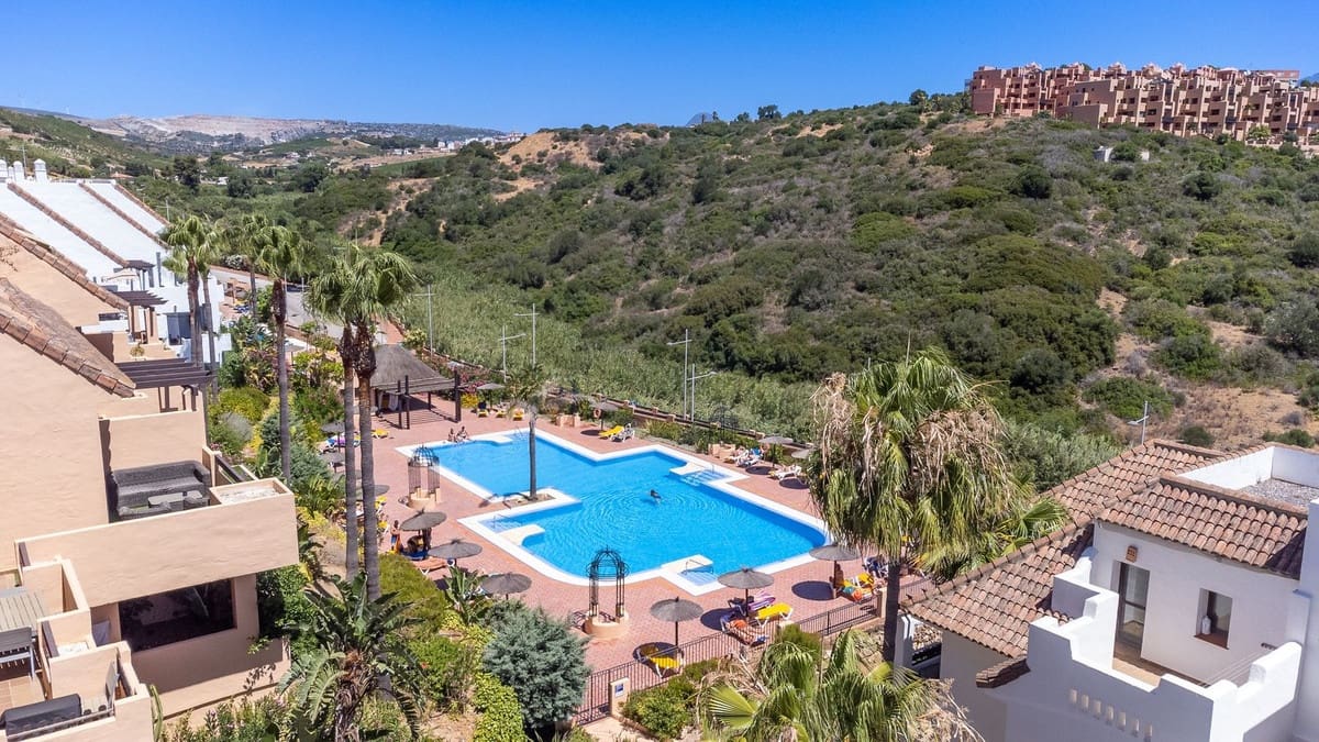 2 soverom Penthouse til salgs i La Duquesa / Puerto de la Duquesa med svømmebasseng garasje - € 399 000 (Ref: 9302011)