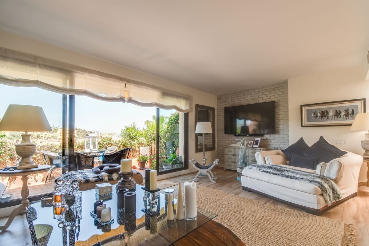 2 sypialnia Penthouse na sprzedaż w La Duquesa / Puerto de la Duquesa z basenem garażem - 399 000 € (Ref: 9302011)