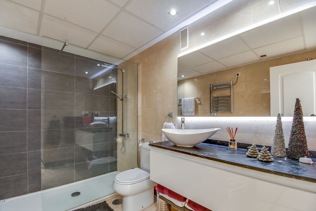 2 sypialnia Penthouse na sprzedaż w La Duquesa / Puerto de la Duquesa z basenem garażem - 399 000 € (Ref: 9302011)