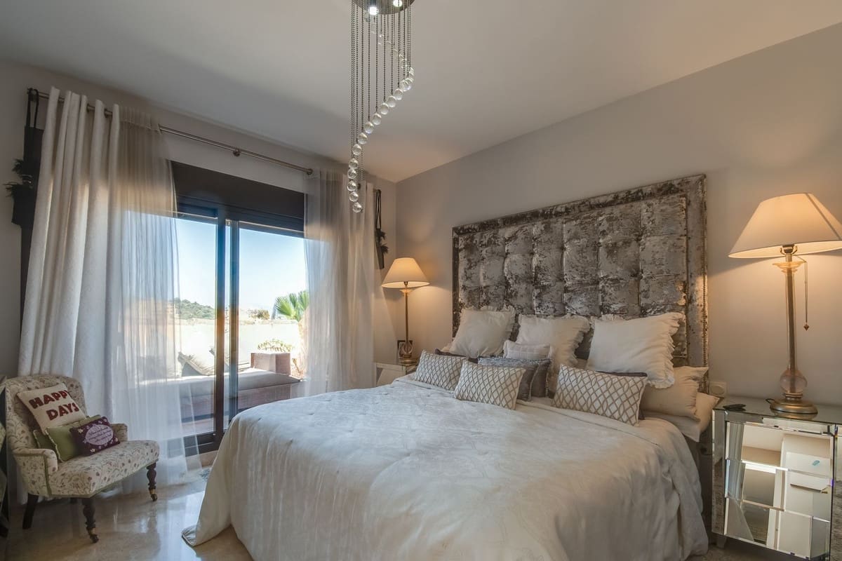 2 sypialnia Penthouse na sprzedaż w La Duquesa / Puerto de la Duquesa z basenem garażem - 399 000 € (Ref: 9302011)