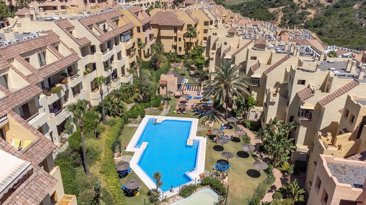 2 sypialnia Penthouse na sprzedaż w La Duquesa / Puerto de la Duquesa z basenem garażem - 399 000 € (Ref: 9302011)