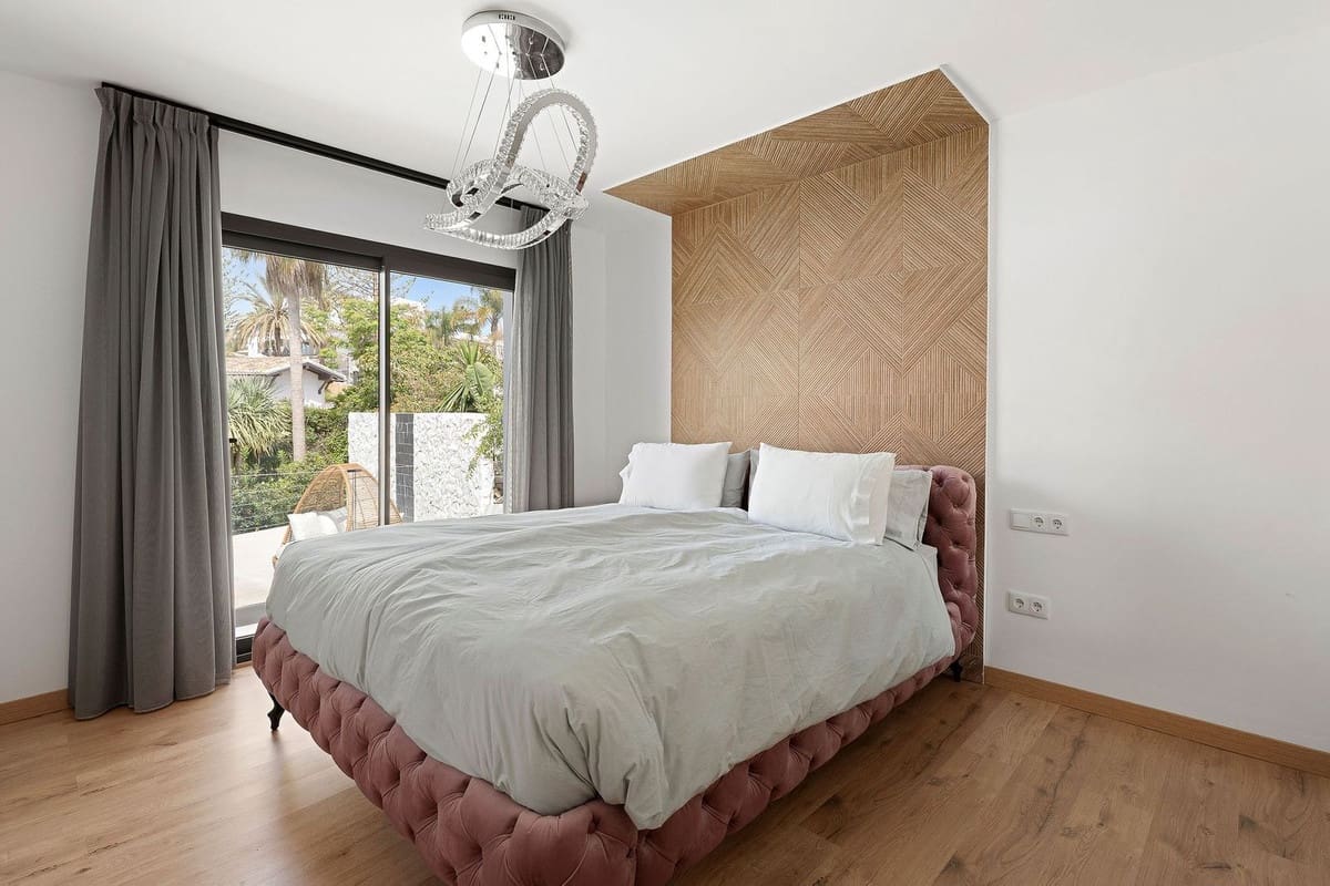 4 bedroom Villa for sale in Marbella with pool garage - € 2,195,000 (Ref: 9302012)