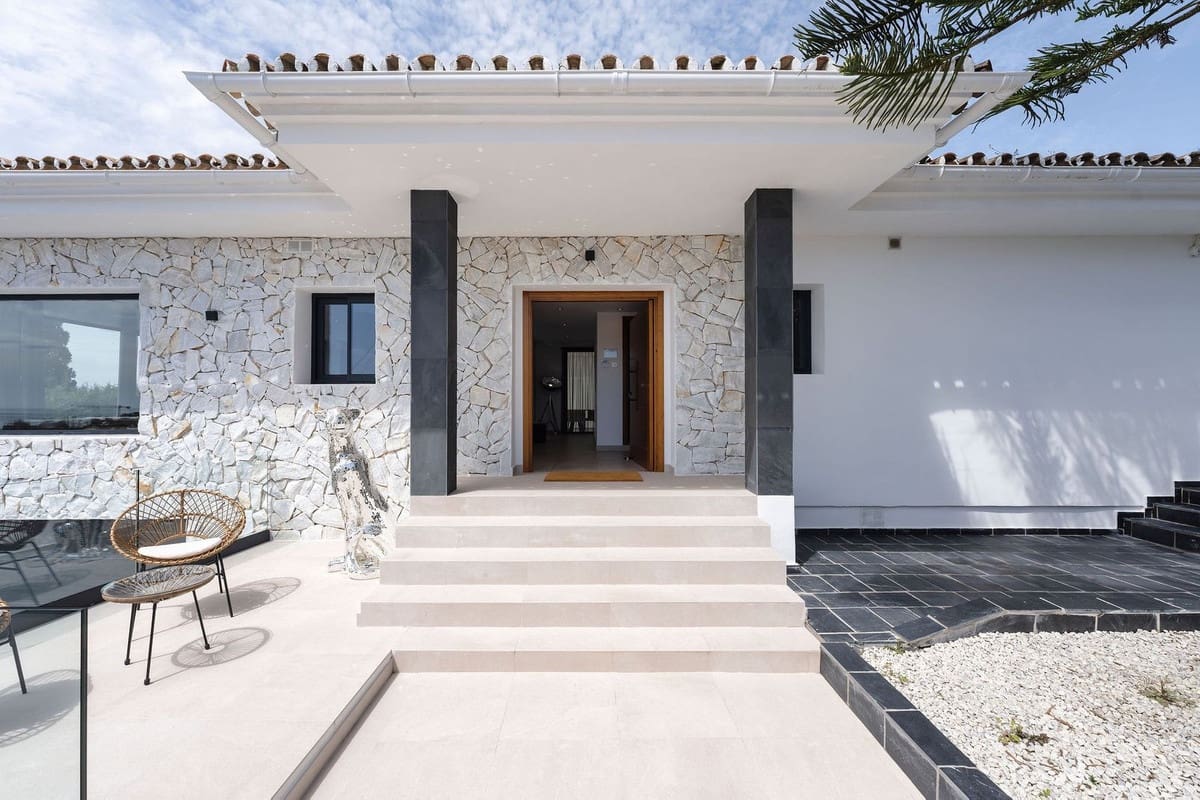 4 bedroom Villa for sale in Marbella with pool garage - € 2,195,000 (Ref: 9302012)