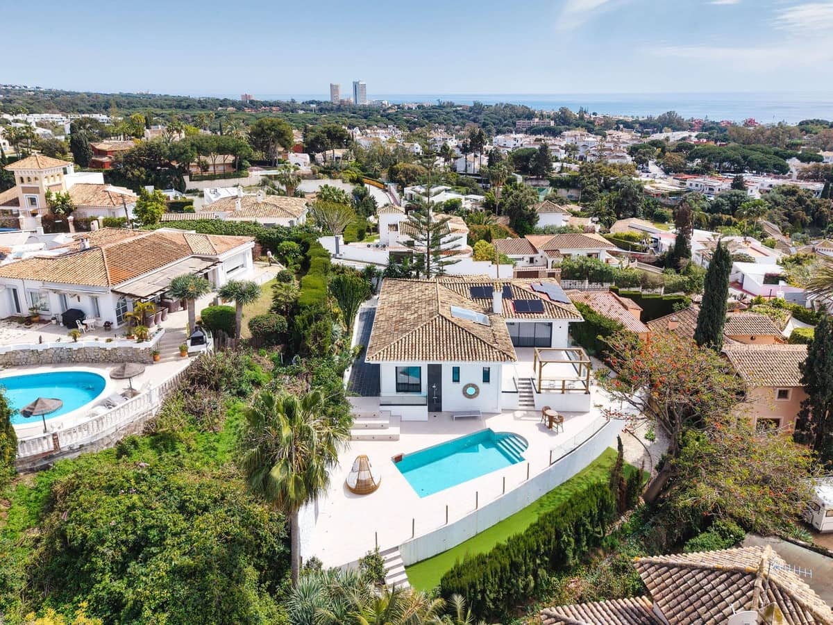 4 bedroom Villa for sale in Marbella with pool garage - € 2,195,000 (Ref: 9302012)