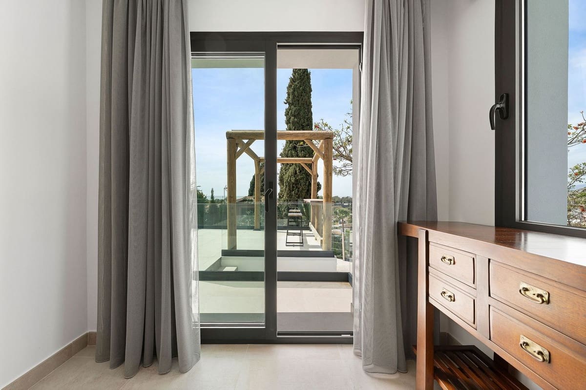 4 soveværelse Villa til salg i Marbella med swimmingpool garage - € 2.195.000 (Ref: 9302012)