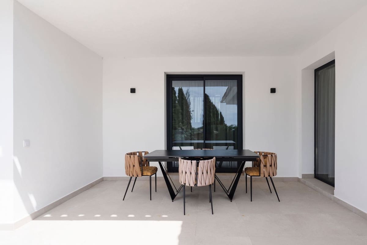 4 soveværelse Villa til salg i Marbella med swimmingpool garage - € 2.195.000 (Ref: 9302012)