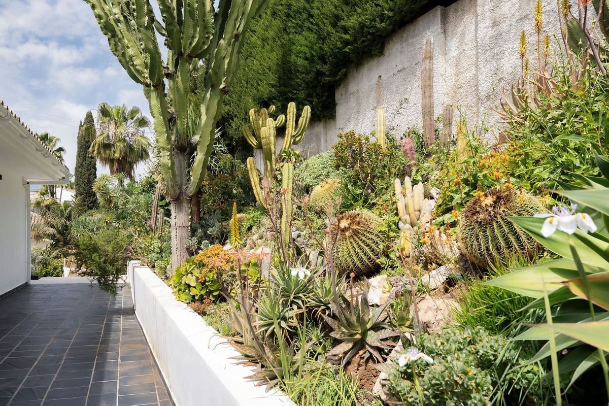 4 soveværelse Villa til salg i Marbella med swimmingpool garage - € 2.195.000 (Ref: 9302012)