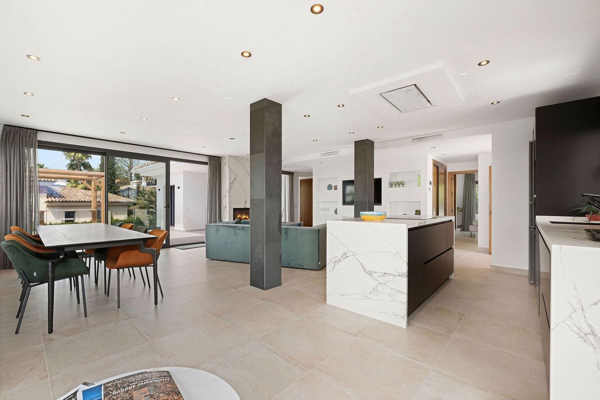 4 sovrum Villa till salu i Marbella med pool garage - 2 195 000 € (Ref: 9302012)