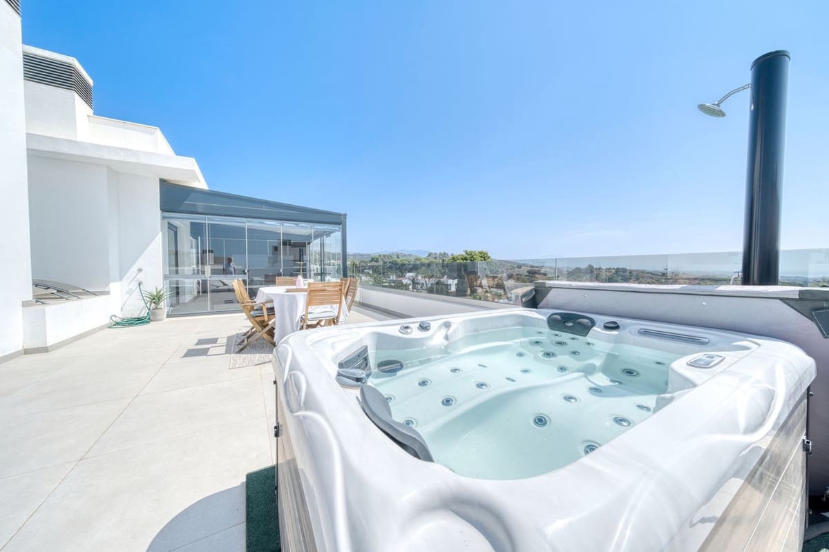 2 soveværelse Lejlighed til salg i Estepona med swimmingpool garage - € 845.000 (Ref: 9309084)