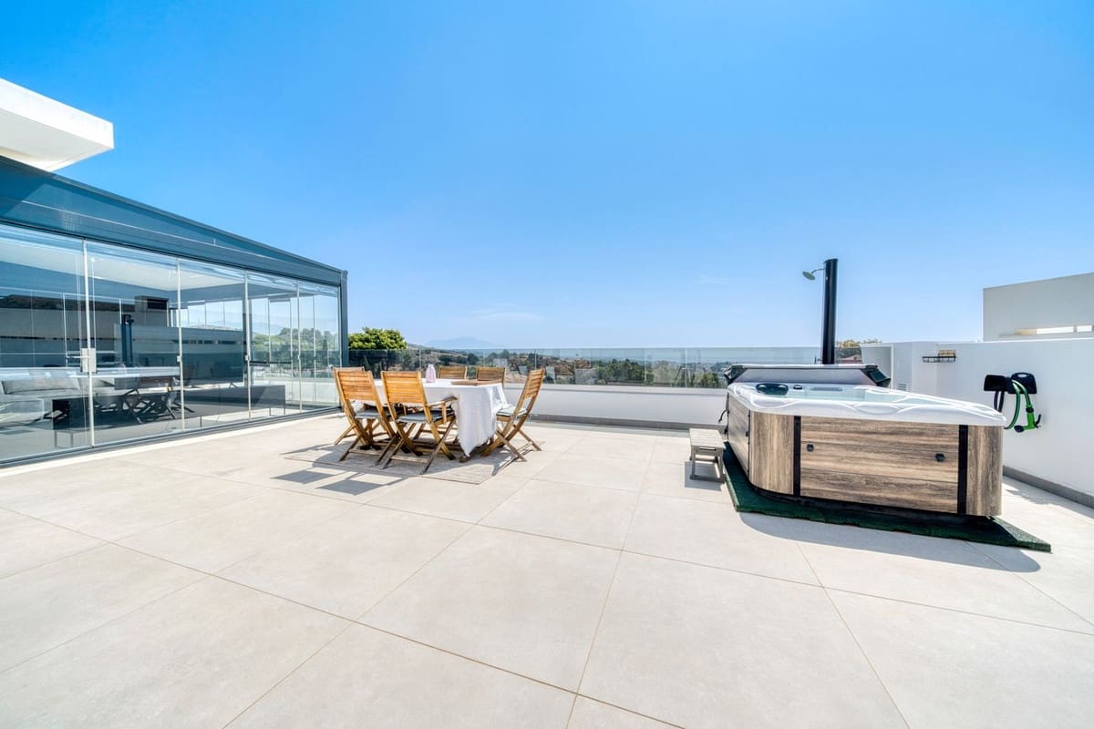 2 soveværelse Lejlighed til salg i Estepona med swimmingpool garage - € 845.000 (Ref: 9309084)