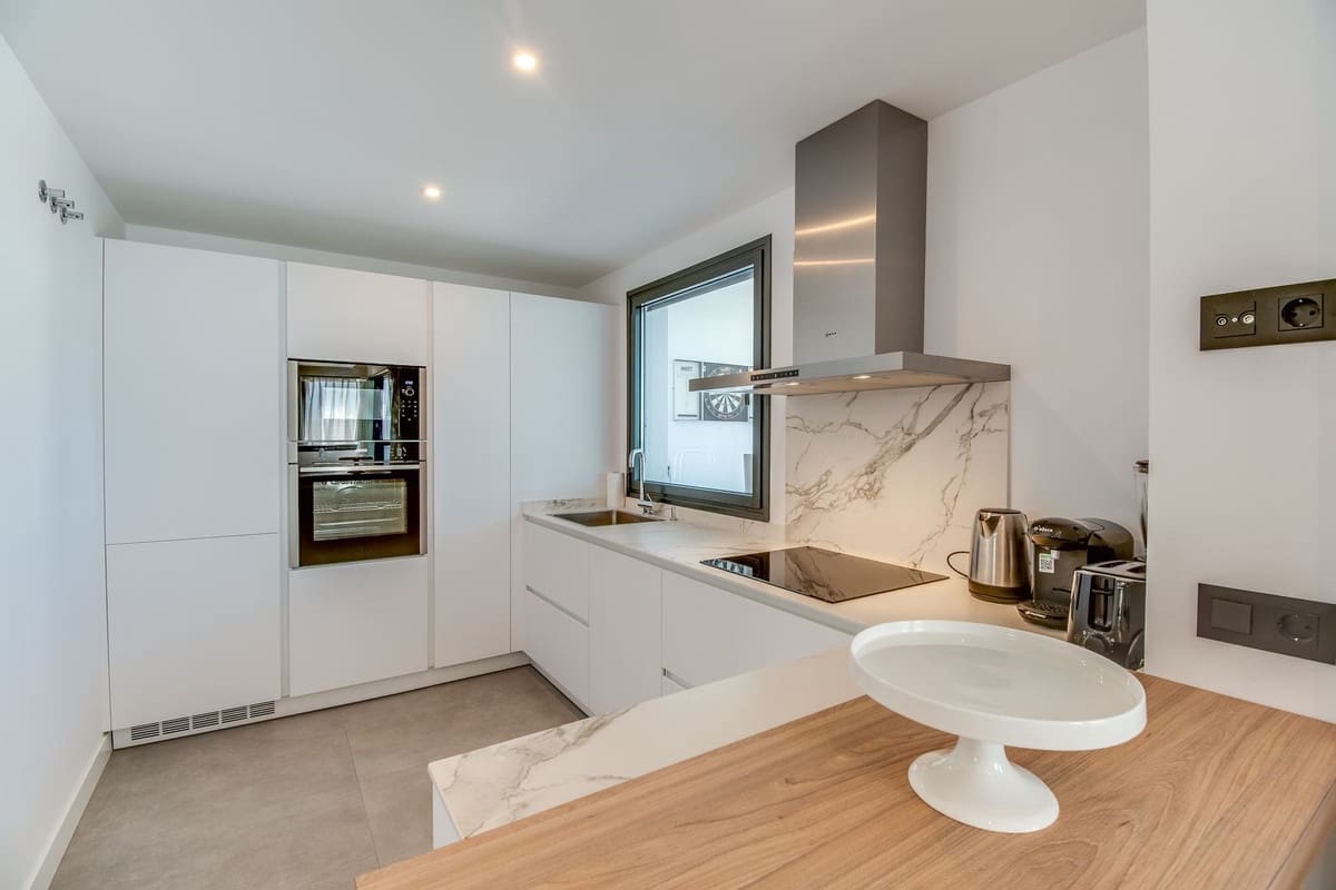 Apartamento de 2 habitaciones en Estepona en alquiler con piscina garaje - 3.500 € (Ref: 9309085)