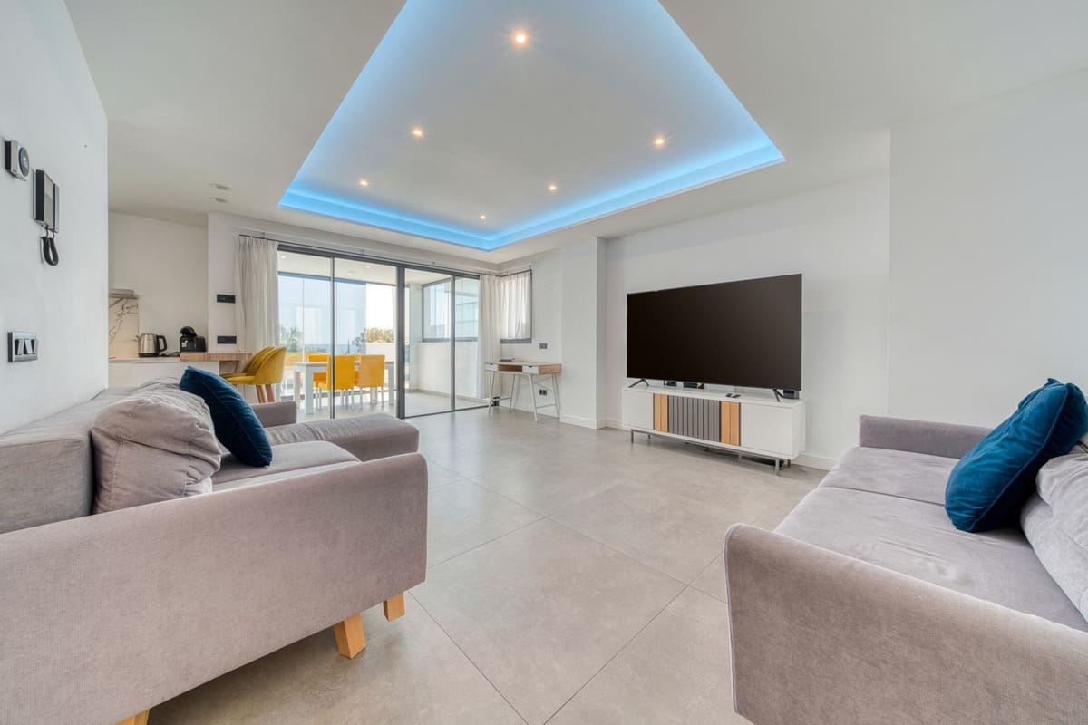 Apartamento de 2 habitaciones en Estepona en alquiler con piscina garaje - 3.500 € (Ref: 9309085)