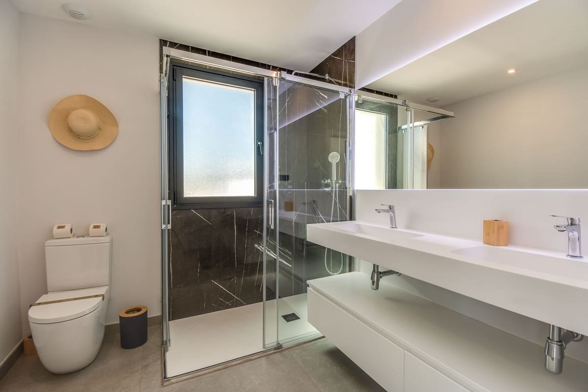 Apartamento de 2 habitaciones en Estepona en alquiler con piscina garaje - 3.500 € (Ref: 9309085)