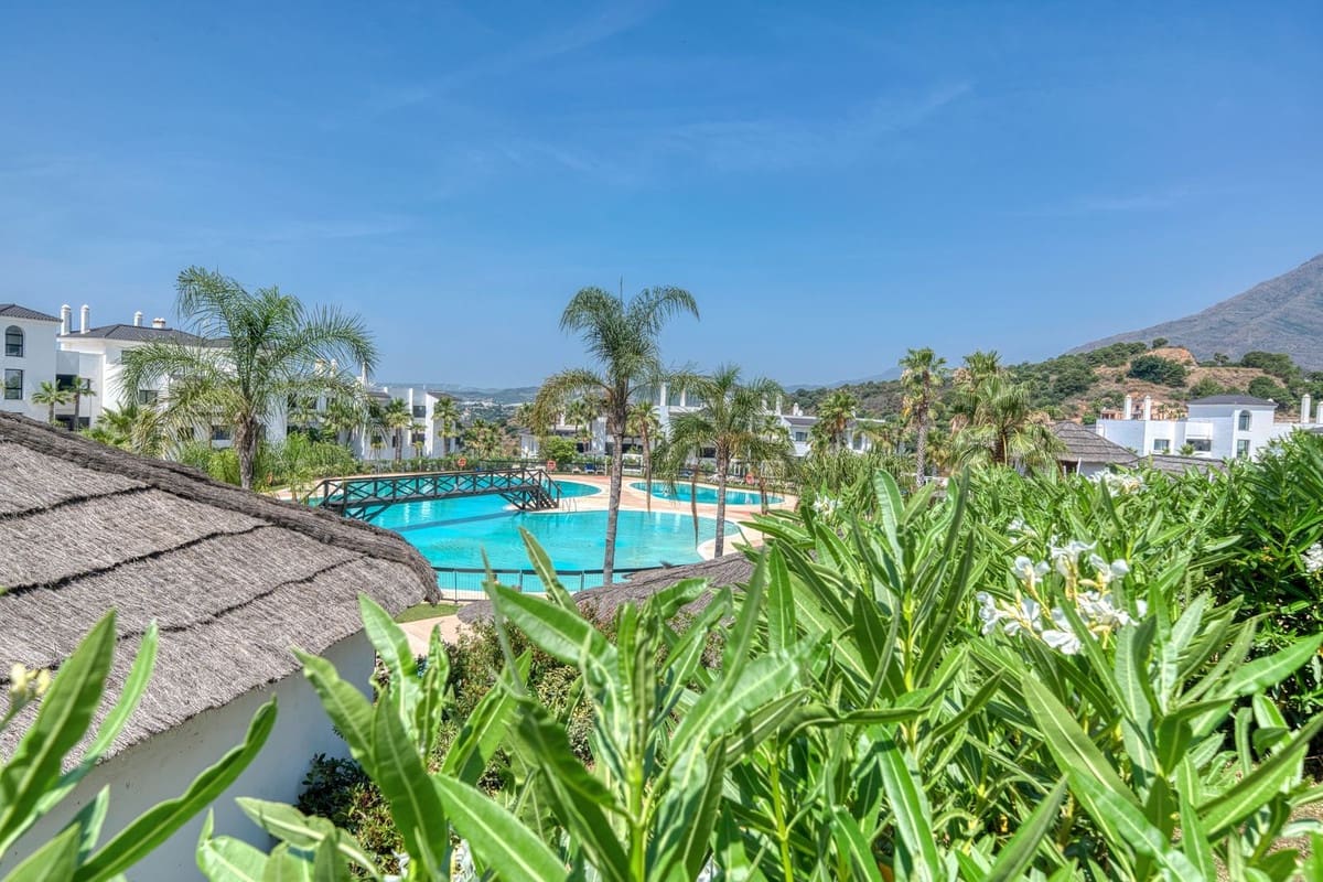 Apartamento de 2 habitaciones en Estepona en alquiler con piscina garaje - 3.500 € (Ref: 9309085)