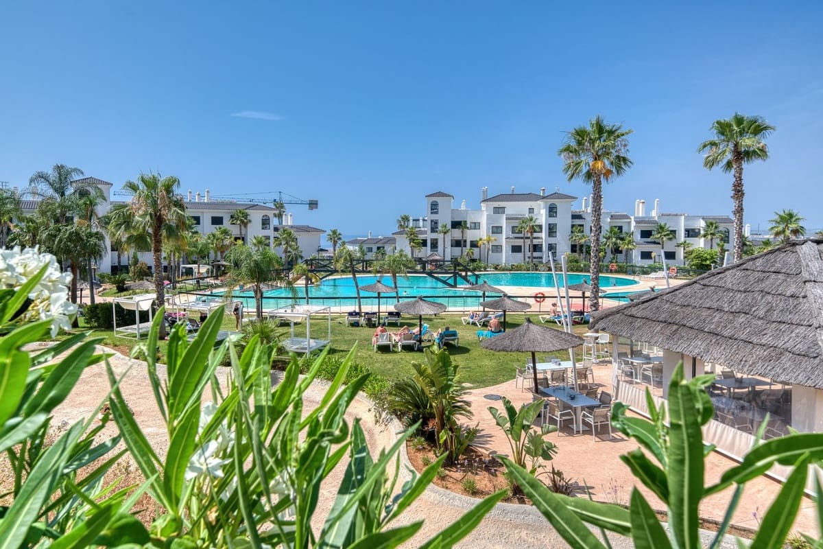 Apartamento de 2 habitaciones en Estepona en alquiler con piscina garaje - 3.500 € (Ref: 9309085)