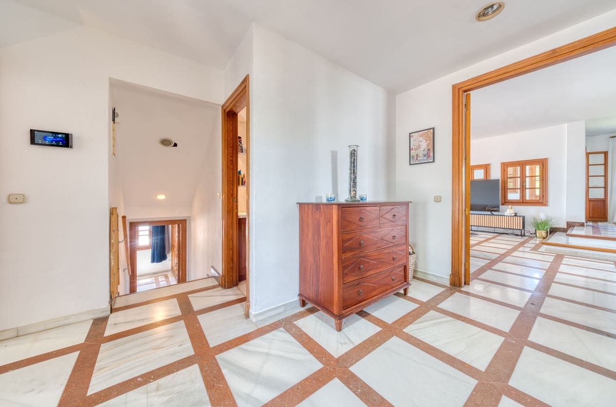 5 slaapkamer Villa te koop in Estepona met zwembad garage - € 1.950.000 (Ref: 9311608)