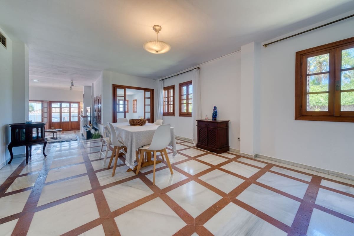 5 slaapkamer Villa te koop in Estepona met zwembad garage - € 1.950.000 (Ref: 9311608)