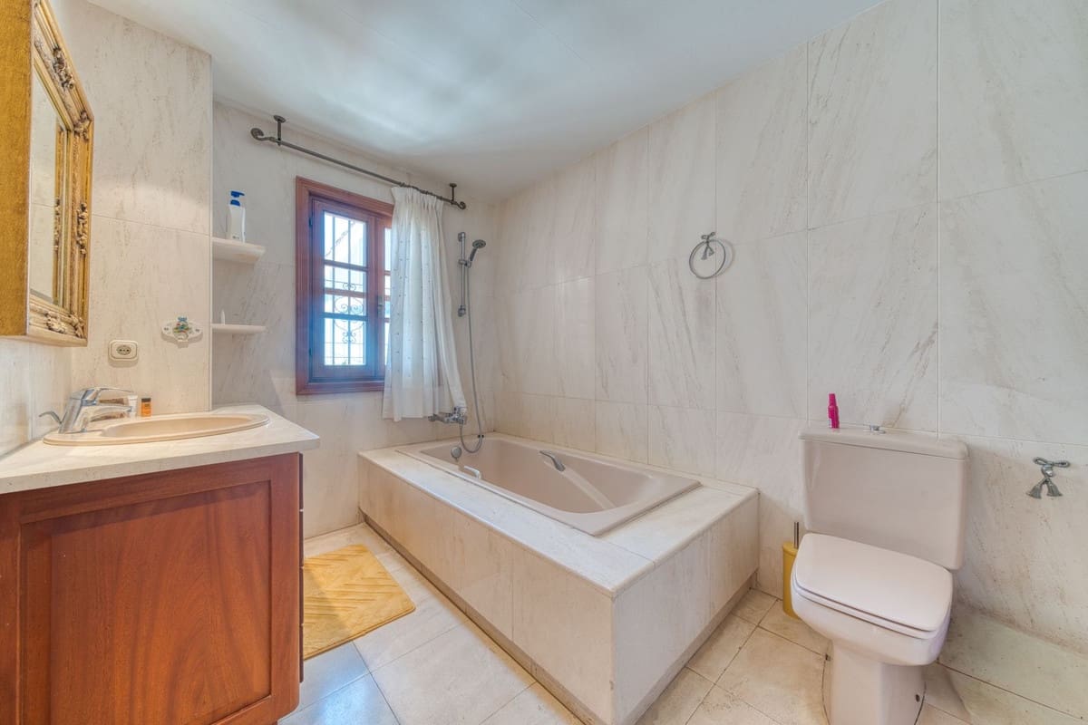 5 slaapkamer Villa te koop in Estepona met zwembad garage - € 1.950.000 (Ref: 9311608)