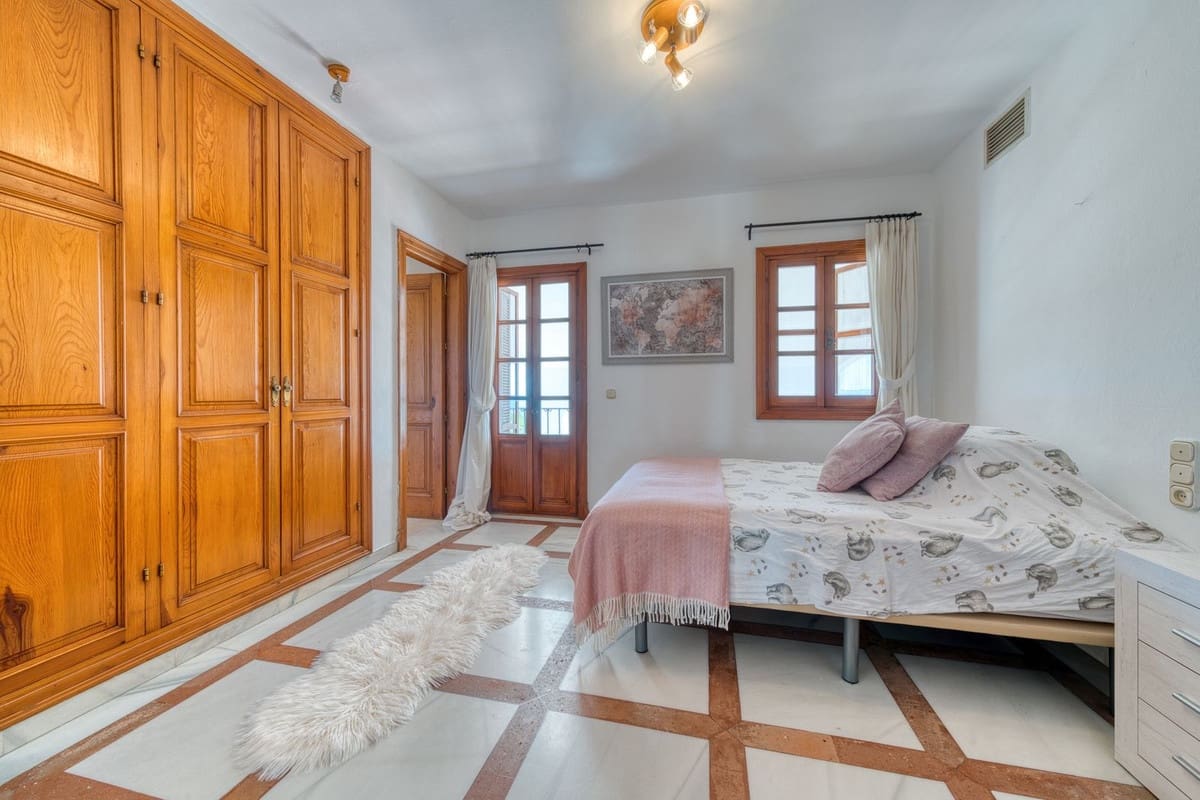 5 slaapkamer Villa te koop in Estepona met zwembad garage - € 1.950.000 (Ref: 9311608)