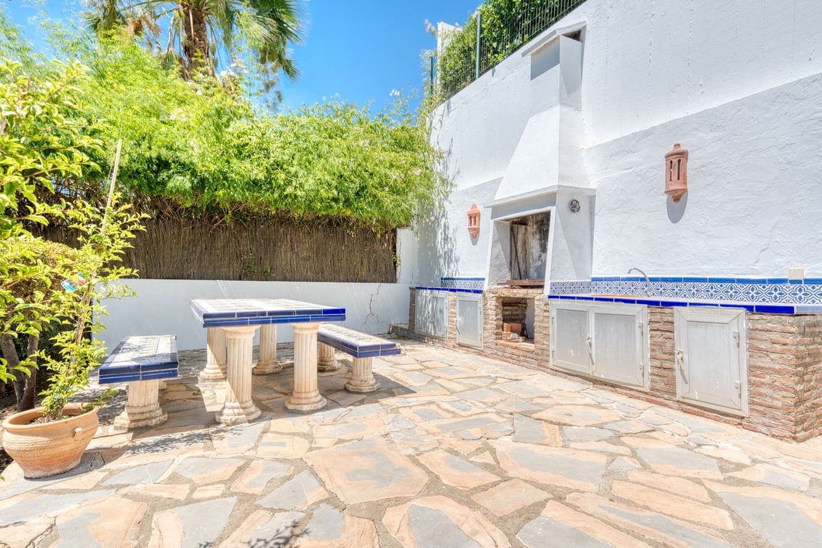 5 slaapkamer Villa te koop in Estepona met zwembad garage - € 1.950.000 (Ref: 9311608)