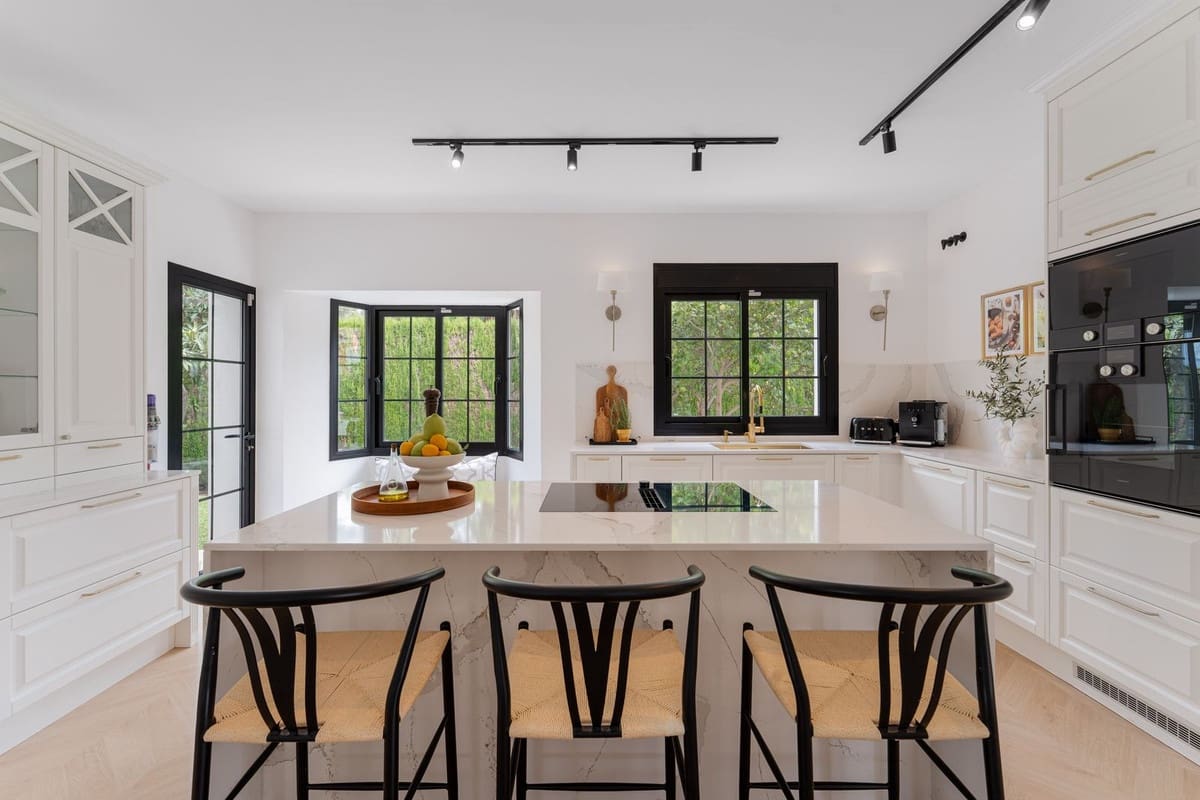 6 bedroom Villa for sale in Estepona with pool garage - € 2,895,000 (Ref: 9311980)