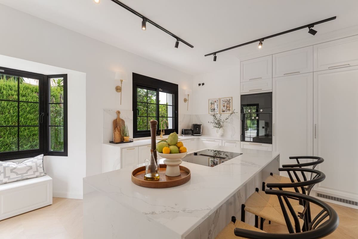 6 bedroom Villa for sale in Estepona with pool garage - € 2,895,000 (Ref: 9311980)