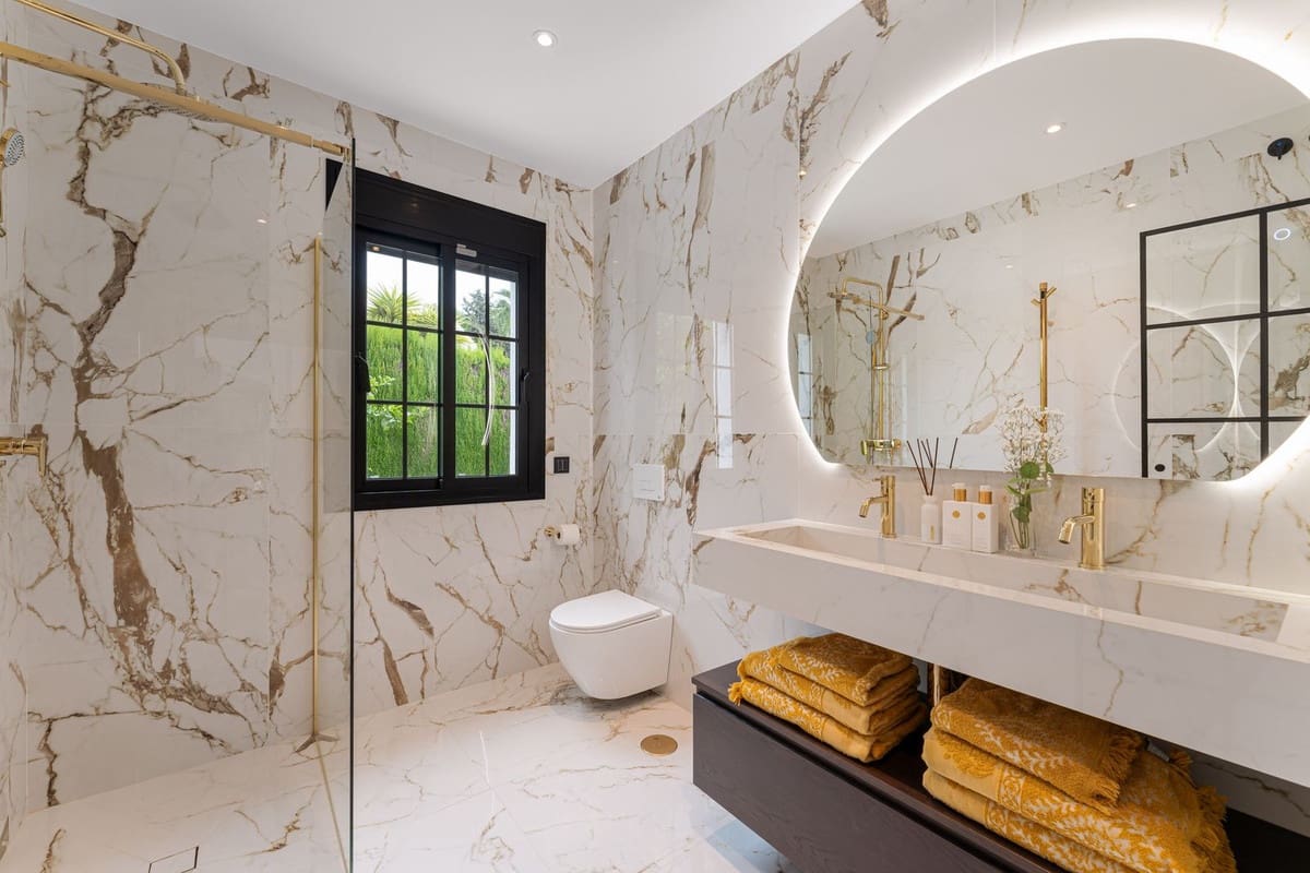 6 bedroom Villa for sale in Estepona with pool garage - € 2,895,000 (Ref: 9311980)