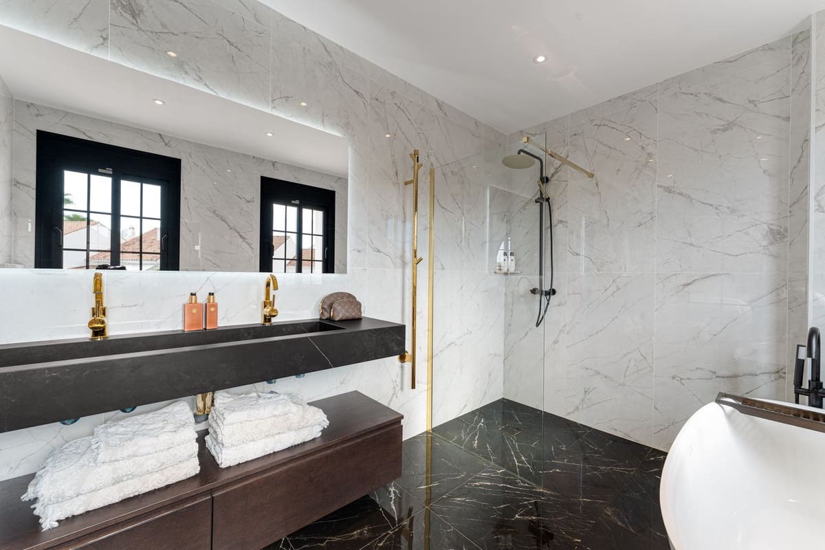 6 bedroom Villa for sale in Estepona with pool garage - € 2,895,000 (Ref: 9311980)