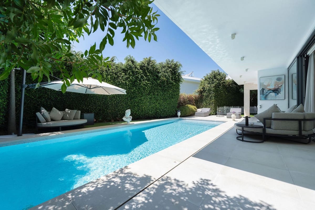 4 soveværelse Villa til salg i Estepona med swimmingpool garage - € 1.699.000 (Ref: 9319899)