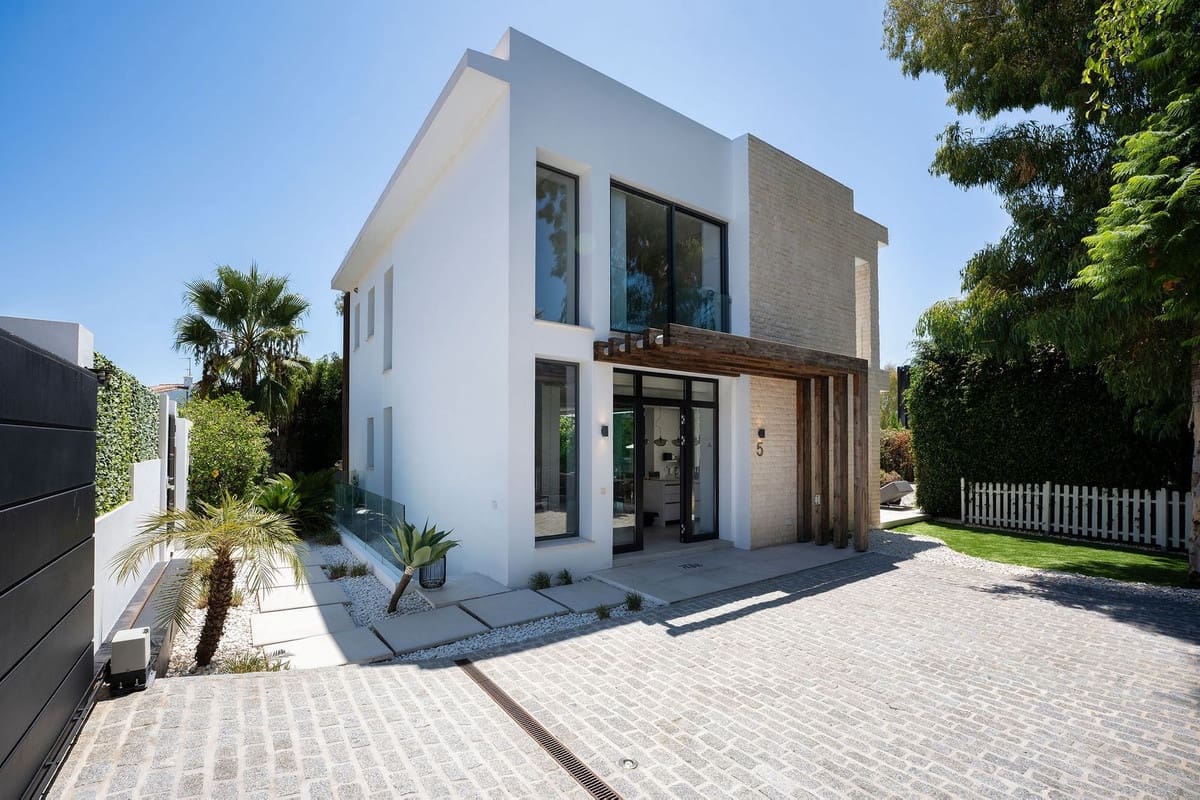 4 soveværelse Villa til salg i Estepona med swimmingpool garage - € 1.699.000 (Ref: 9319899)