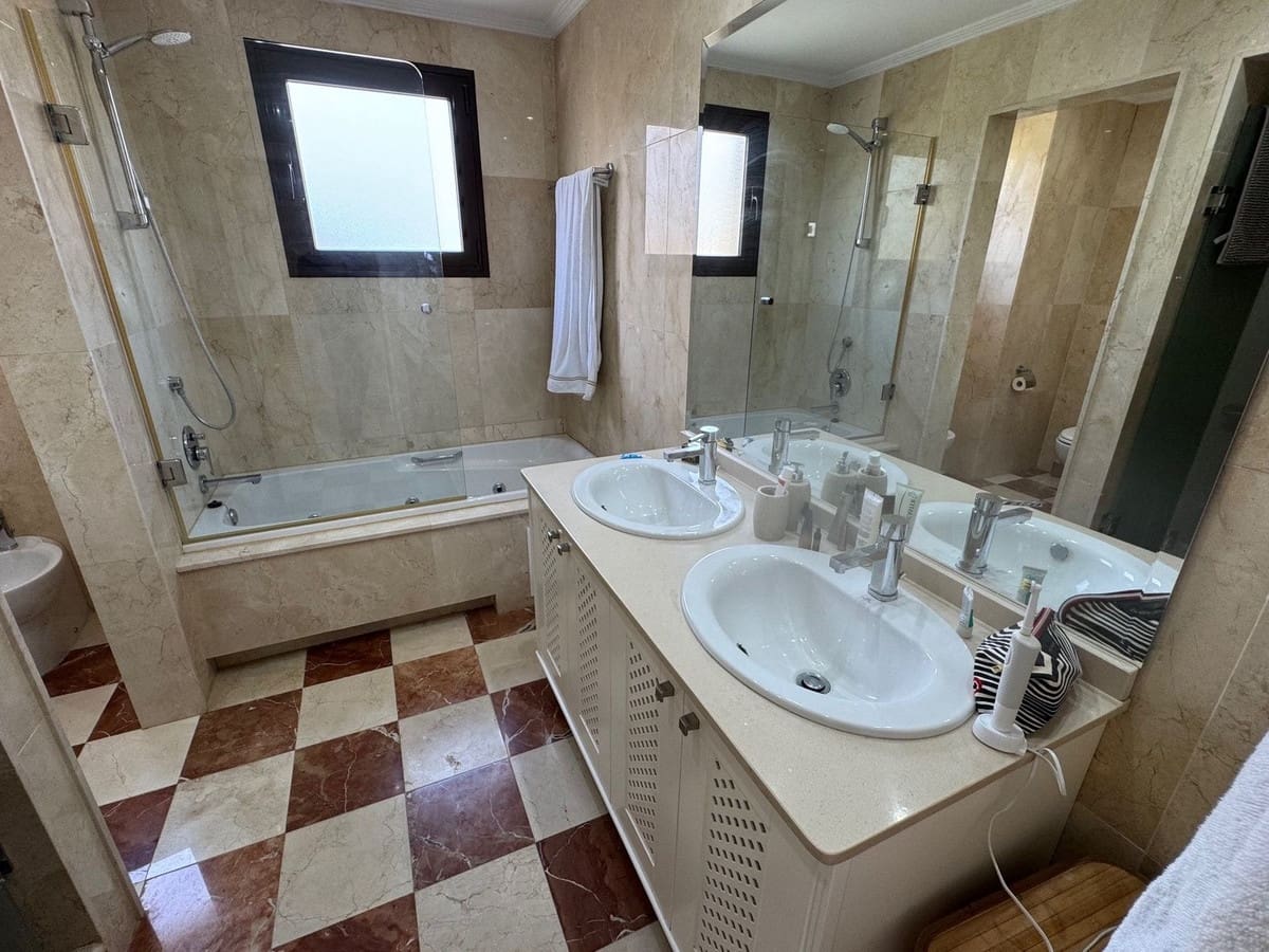 3 soverom Leilighet til salgs i Sotogrande med svømmebasseng garasje - € 520 000 (Ref: 9328651)