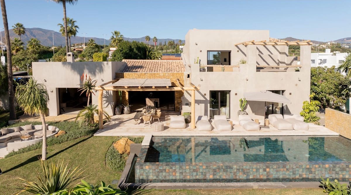 5 bedroom Villa for sale in New Golden Mile with pool garage - € 3,970,000 (Ref: 9335682)