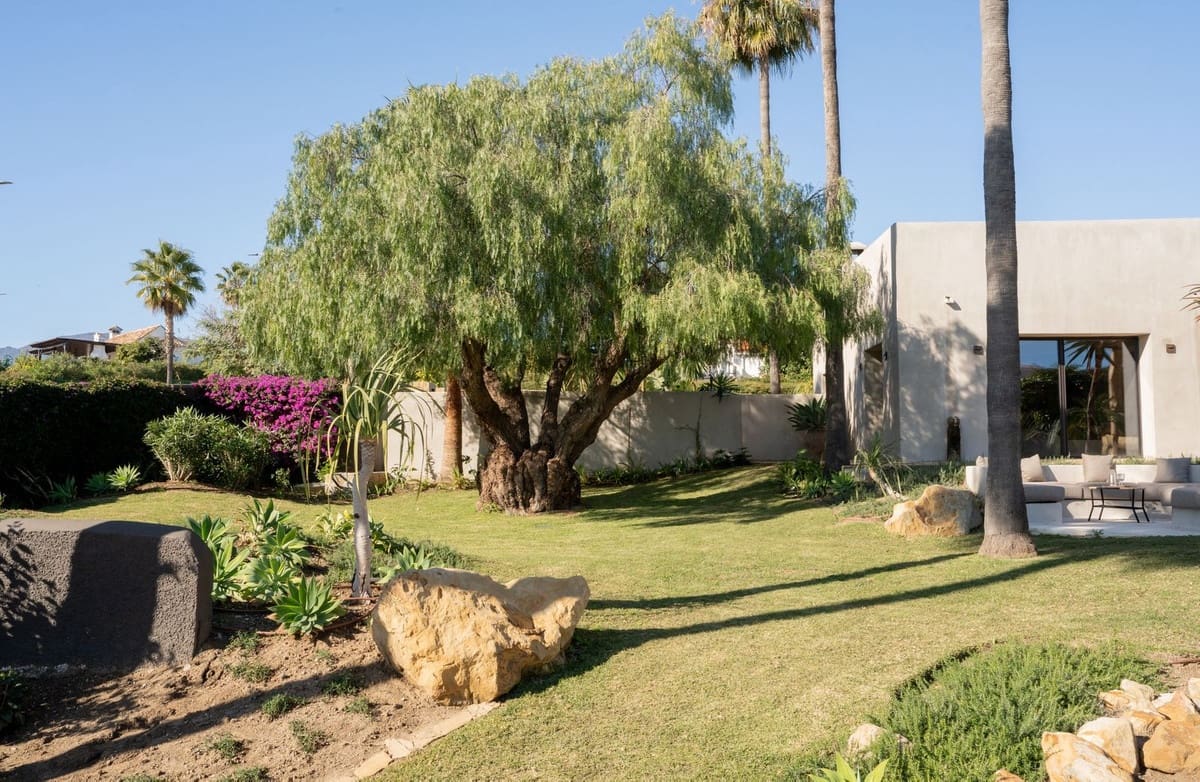 5 bedroom Villa for sale in New Golden Mile with pool garage - € 3,970,000 (Ref: 9335682)