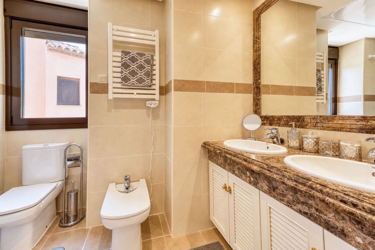 3 bedroom Townhouse for sale in Estepona with pool garage - € 489,000 (Ref: 9337217)
