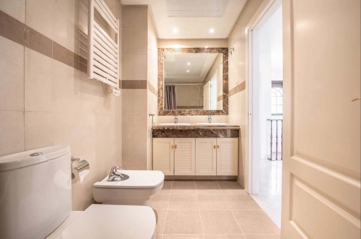 Casa de 3 habitaciones en Estepona en venta con piscina garaje - 495.000 € (Ref: 9338752)