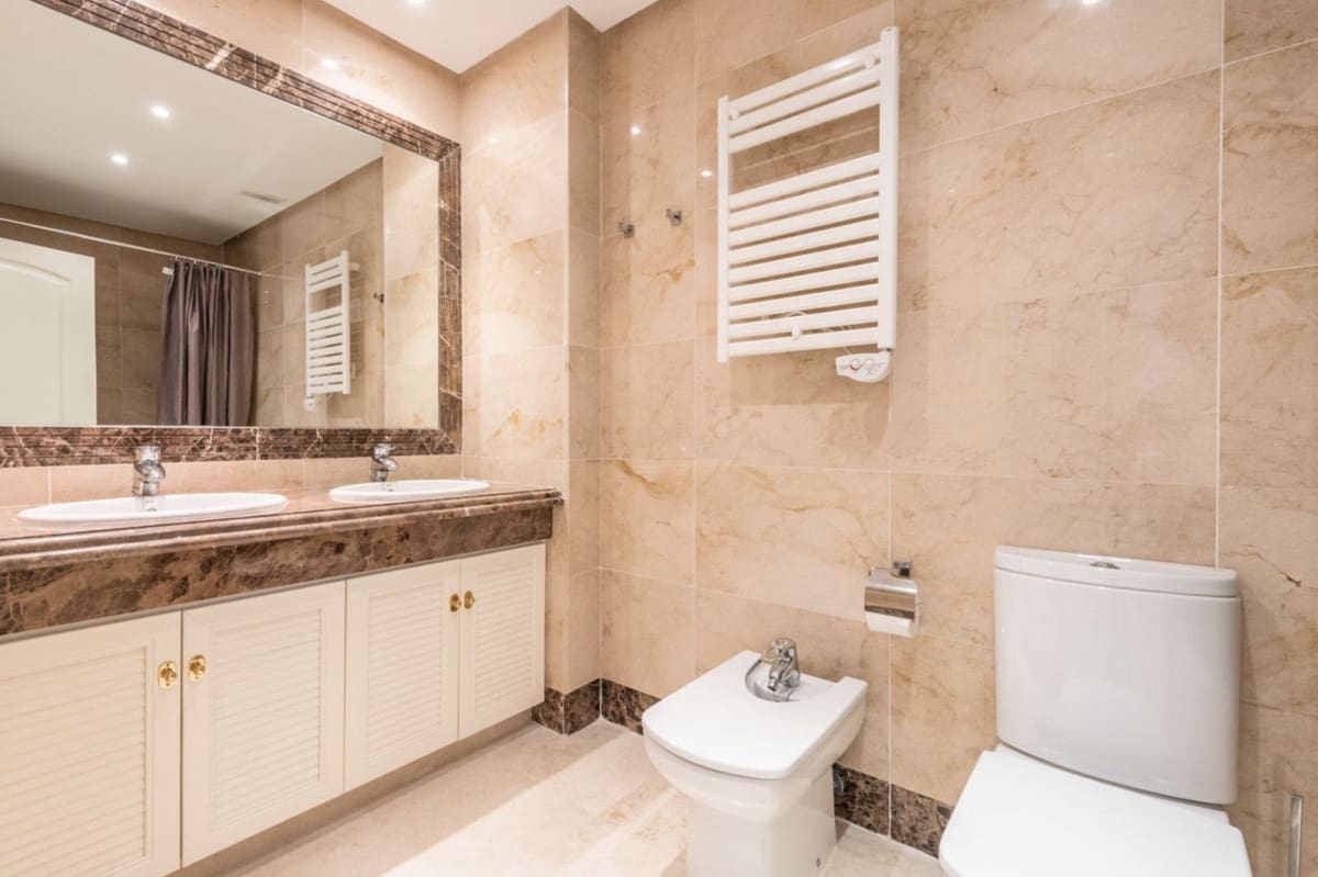 Casa de 3 habitaciones en Estepona en venta con piscina garaje - 495.000 € (Ref: 9338752)