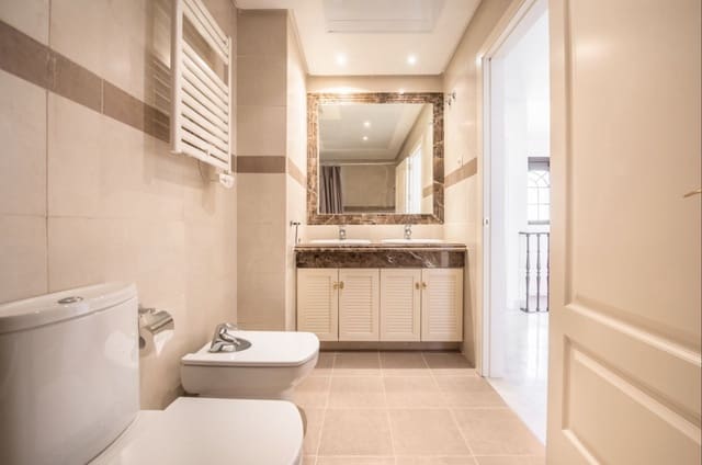 3 makuuhuone Omakotitalo myytävänä paikassa Estepona mukana uima-altaan 
autotalli - 495 000 € (Ref: 9338752)