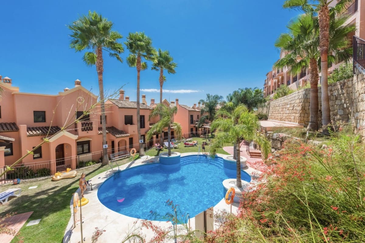 3 bedroom Townhouse for sale in Estepona with pool garage - € 495,000 (Ref: 9338752)